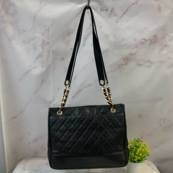 GUC Chanel Black Quilted Shoulder Bag - Picture 1 of 10